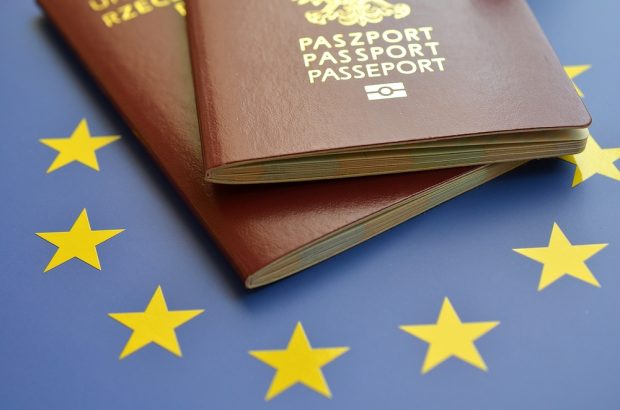 pasaportes con bandera eu